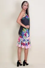 ROBE À MOTIFS FLEURIS AVEC DES PLANCHERS SUR LA JUPE