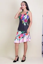 ROBE À MOTIFS FLEURIS AVEC DES PLANCHERS SUR LA JUPE