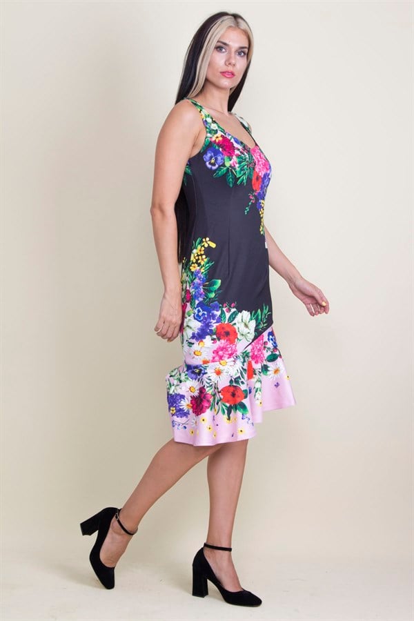ROBE À MOTIFS FLEURIS AVEC DES PLANCHERS SUR LA JUPE