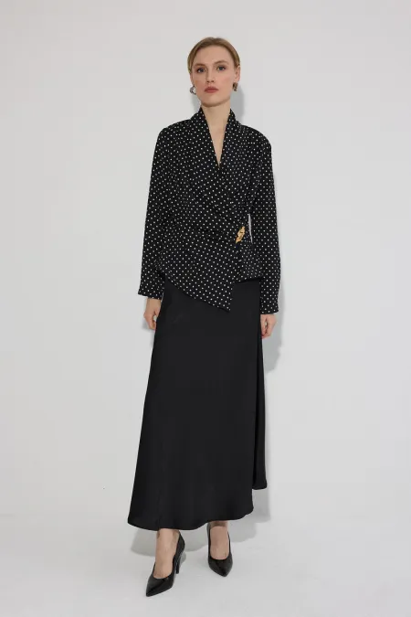 BROŞ DETAYLI DESENLİ BLUZ