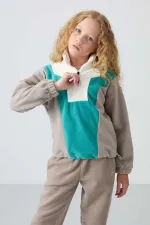 Tommylife Toptan 7-15 Yaş Dik Yaka Standart Kalıp Kız Çocuk Polar Sweatshirt 75153 Koyu Bej Tommylife Toptan 7-15 Yaş Dik Yaka Standart Kalıp Kız Çocuk Polar Sweatshirt 75153 Koyu Bej