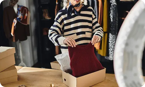 Kutu paketleyen kişi